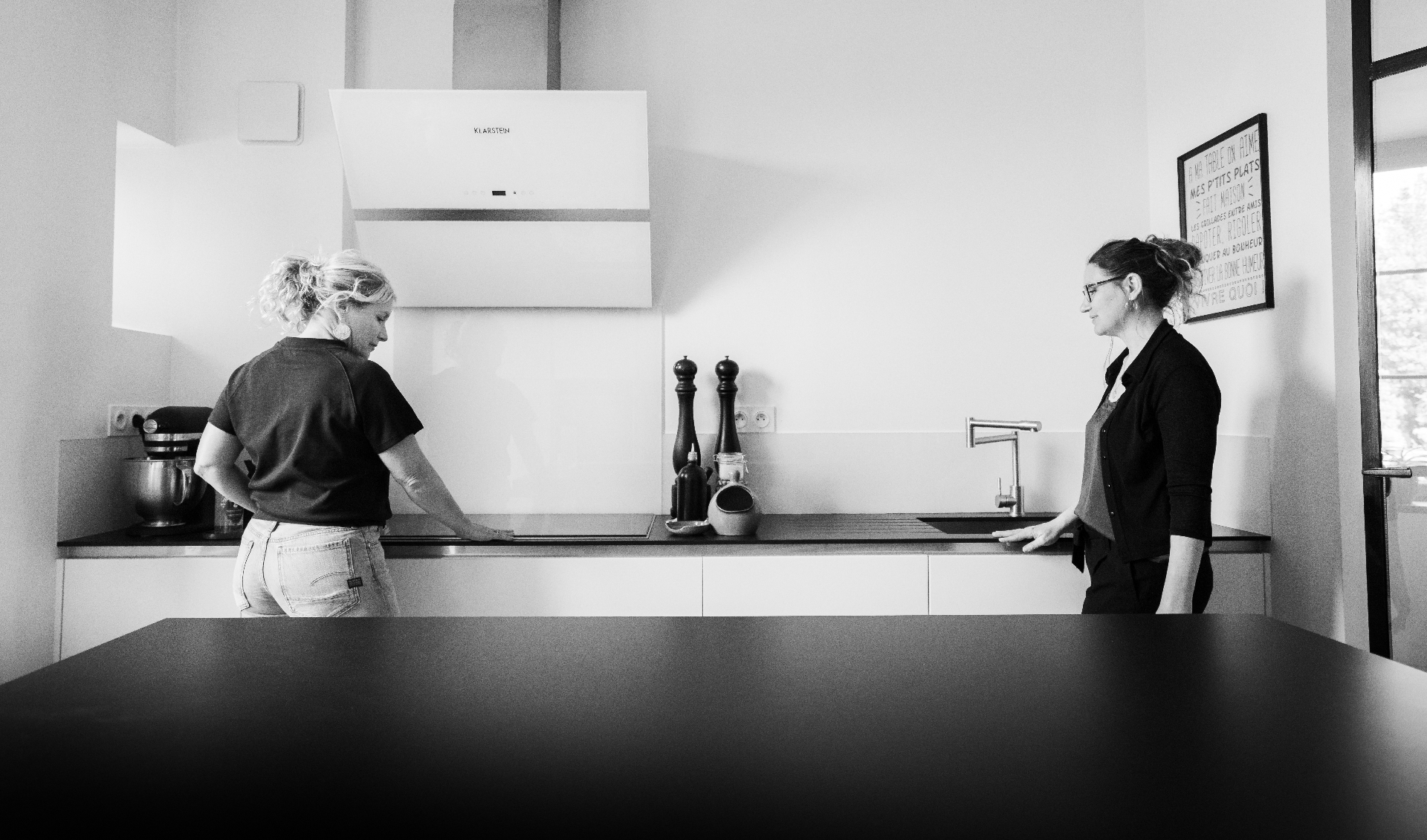 Aurélie et Christelle en échange dans une cuisine